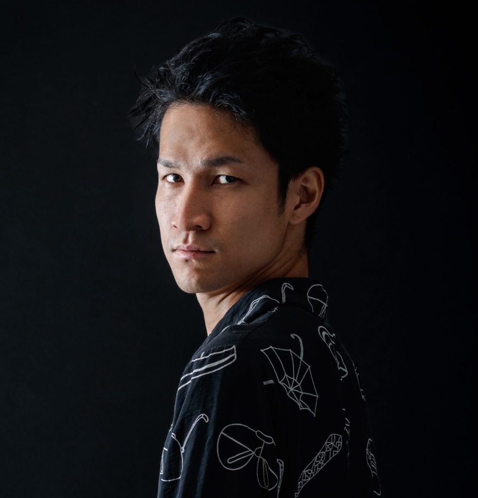 ■DJ  IKKI■　幼少よりピアノに励み、中学高校ではバンド、大学では作曲、エンジニアの技術を学ぶ。 DJとしては名古屋最大級のクラブiD cafeを拠点に年間200本以上のフロアを沸かせている。またStingRay名義でトラックメイカーとしても活動。2020年リリースの1stアルバム「Derilio」はiTunesストアエレクトロニックチャートにて3位にランクインした。三味線奏者山口晃司のマニピュレーター、ピアニストとしても活動している。近年スポーツDJとして、ハンドボール、ラグビー、アメフトなど活躍の場を増やしている。