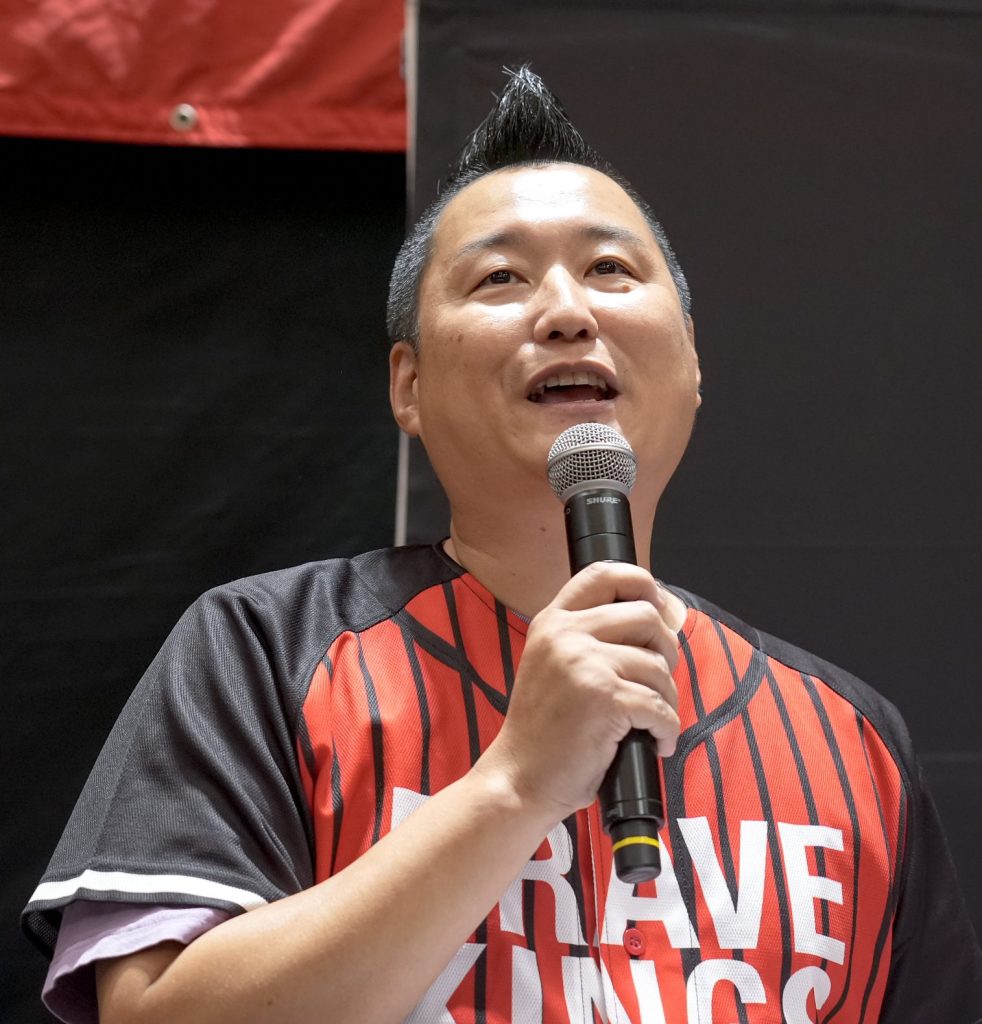 ■コートサイドMC川道良明■　トンがった髪型にハーフパンツがトレードマーク。2015年からサッカーのスタジアムDJを務めることになり、20-21シーズンからはトヨタ車体ブレイヴキングス（現ブレイヴキングス刈谷）のコートサイドMCも担当。選手がコートで生み出す熱狂を「声」で最高潮まで高める。「苦しい時に、選手の足をあと一歩前に出させるのは応援してくれるファンの声です。僕もその一端を担っていきたい。お客さまと一緒に最高に盛り上がったアリーナを作り、選手を後押しして、チームの勝利に貢献したいです」